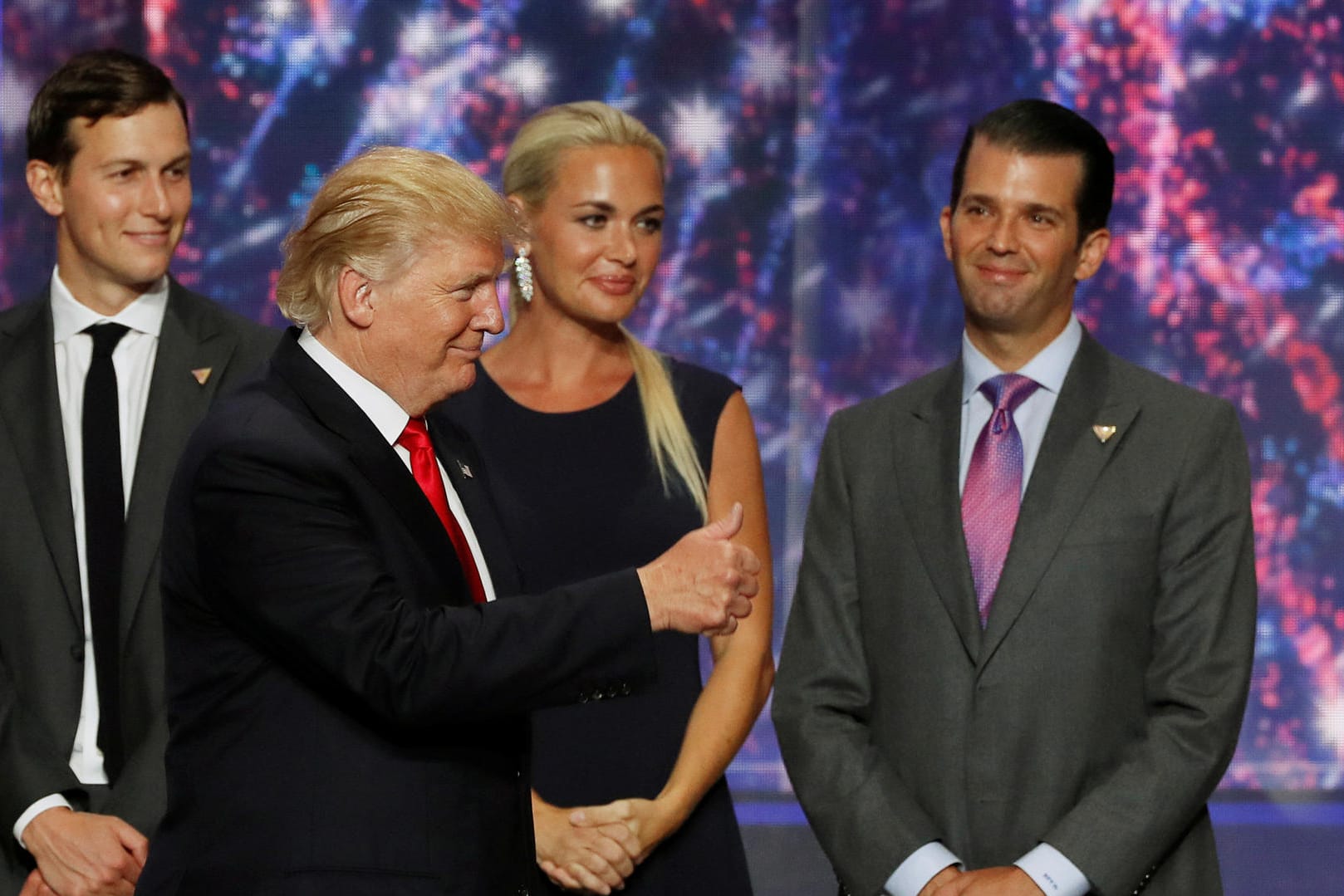 Donald Trump mit Jared Kushner (li.), Donald Trump Jr. (re.) und dessen Ehefrau Vanessa.