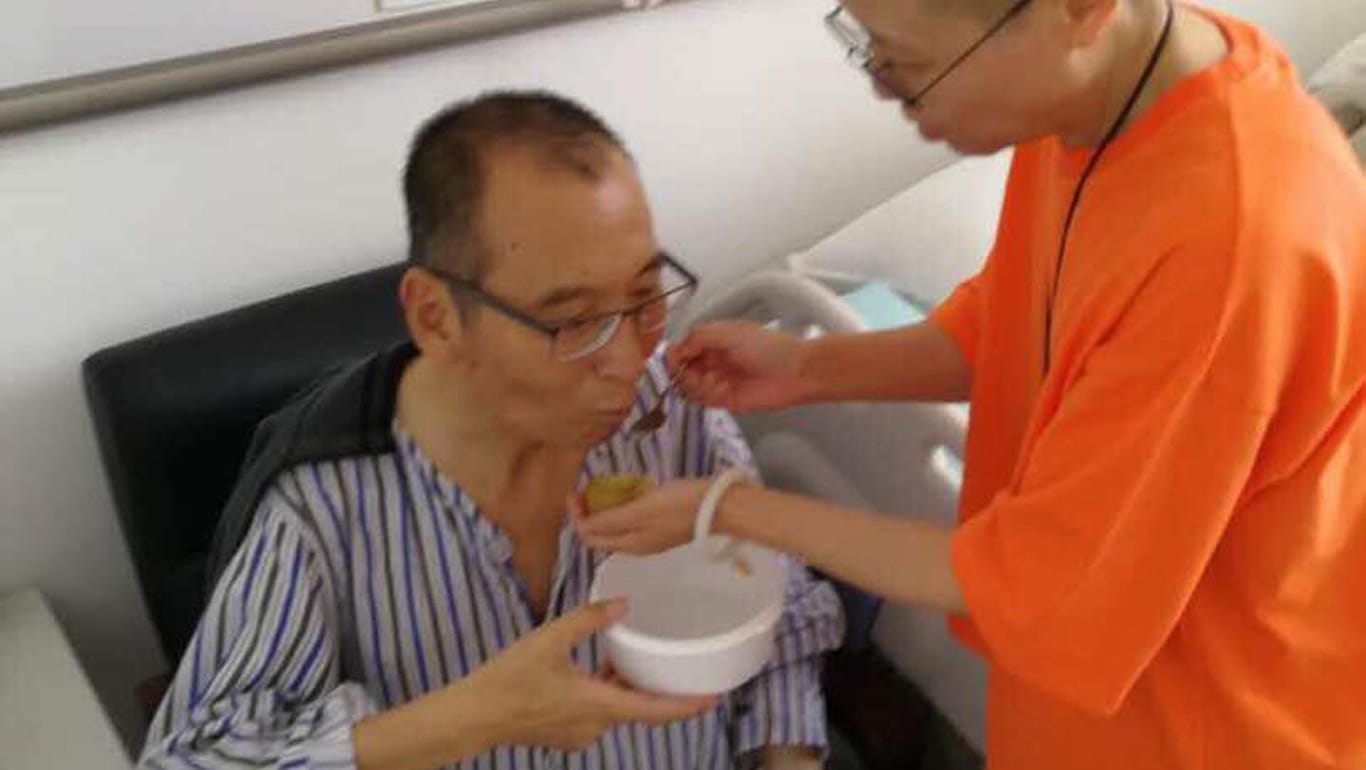 Der schwer krebskranke, chinesische Friedensnobelpreisträgers Liu Xiaobo (l) mit seiner Frau Liu Xia in einem Krankenhaus in Shenyang