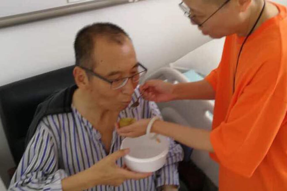 Der schwer krebskranke, chinesische Friedensnobelpreisträgers Liu Xiaobo (l) mit seiner Frau Liu Xia in einem Krankenhaus in Shenyang