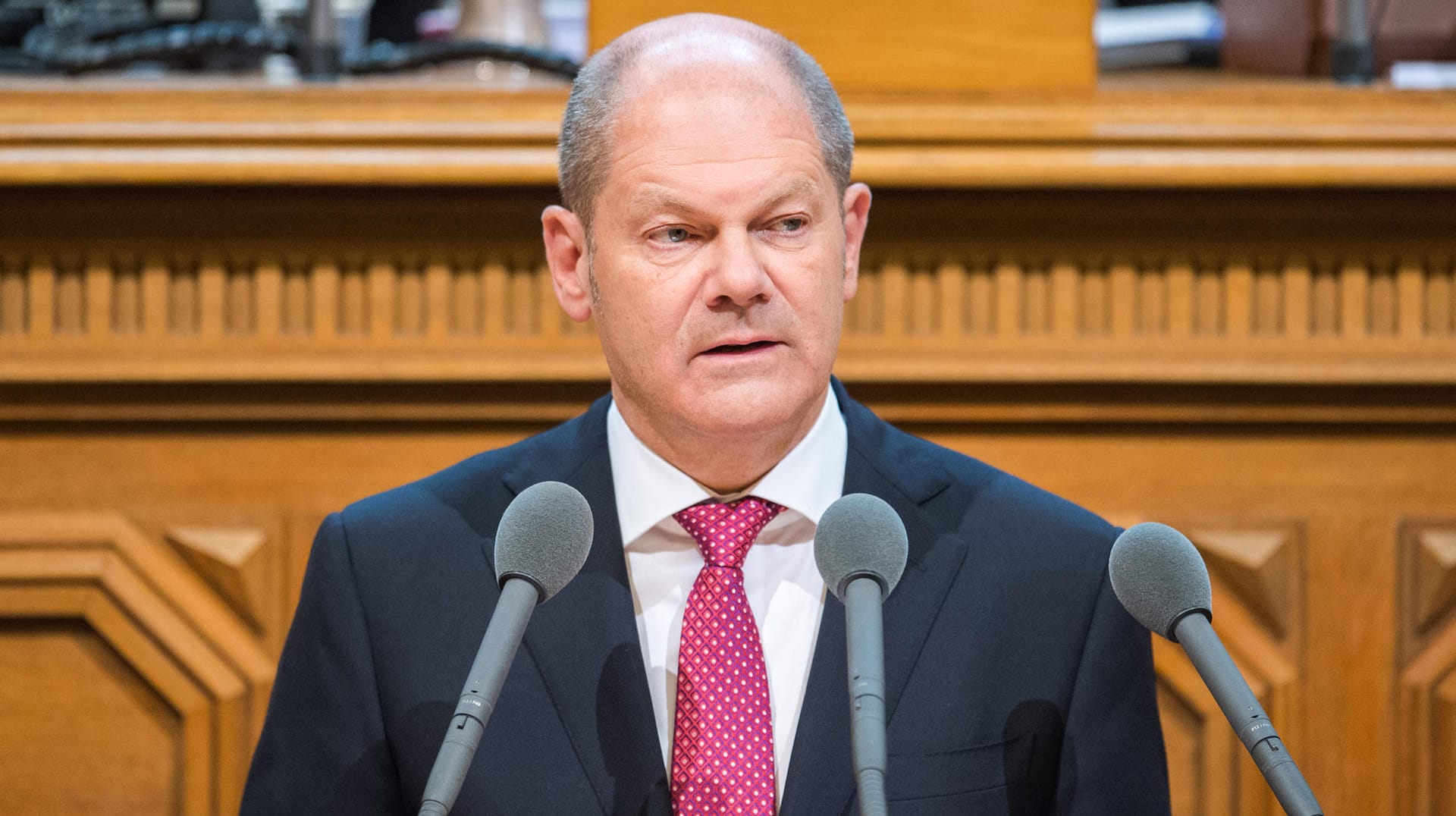Hamburgs erster Bürgermeister Olaf Scholz (SPD) spricht in Hamburg im Rathaus in der Bürgerschaft zum G20-Gipfel in der Hansestadt. Hamburgs erster Bürgermeister Olaf Scholz (SPD) spricht in Hamburg im Rathaus in der Bürgerschaft zum G20-Gipfel in der Hansestadt.