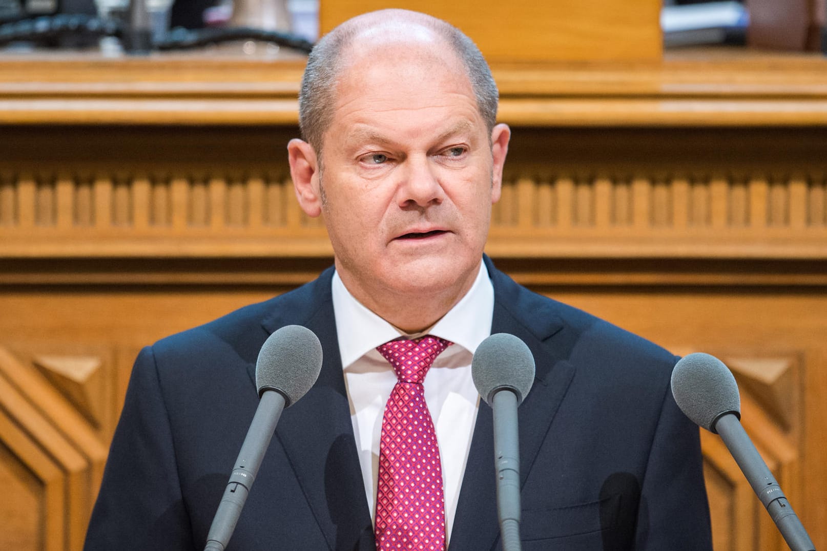 Hamburgs erster Bürgermeister Olaf Scholz (SPD) spricht in Hamburg im Rathaus in der Bürgerschaft zum G20-Gipfel in der Hansestadt.