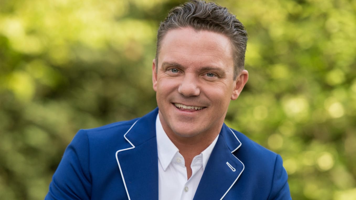 Nächstes Jahr wird Stefan Mross die Zuschauer und Zuschauerinnen noch häufiger am Sonntagmorgen begrüßen. Nächstes Jahr wird Stefan Mross die Zuschauer und Zuschauerinnen noch häufiger am Sonntagmorgen begrüßen.