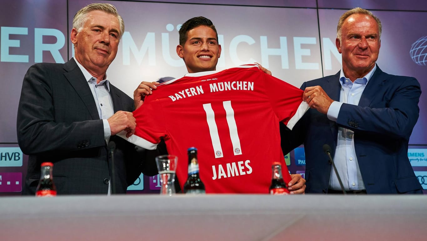 Bayerns neue Nummer elf James Rodríguez wird von Bayern-Trainer Carlo Ancelotti (l.) und dem Vorstandsvorsitzenden Karl-Heinz Rummenigge begrüßt.