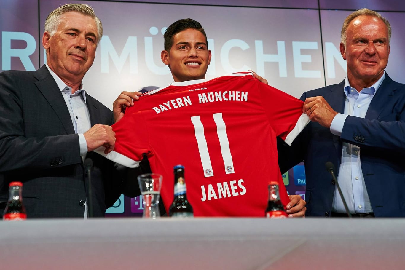 Bayerns neue Nummer elf James Rodríguez wird von Bayern-Trainer Carlo Ancelotti (l.) und dem Vorstandsvorsitzenden Karl-Heinz Rummenigge begrüßt.