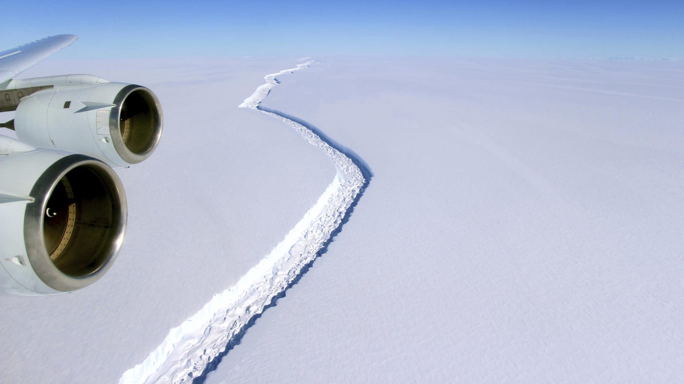 Ein gewaltiger Riss im sogenannten Larsen-C-Schelfeis in der Antarktis trennt das Eis zunehmend vom Festland.