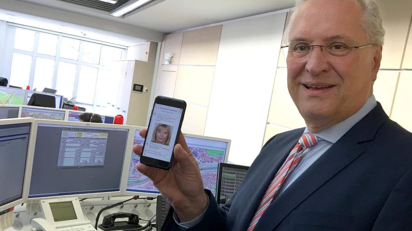 Bayerischer Innenminister Herrmann mit der Messenger-App für die Polizei