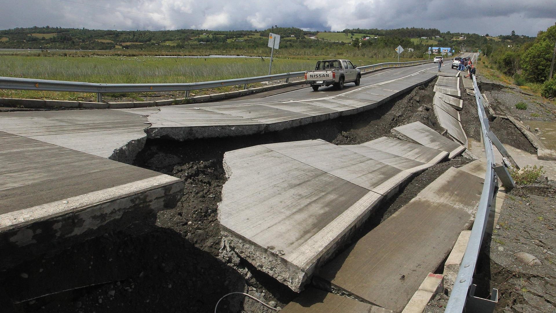 Kaputte Straße: Bei Erdbeben, wie hier in Chile 2016, werden oft auch wichtige Straßenverbindungen zerstört.