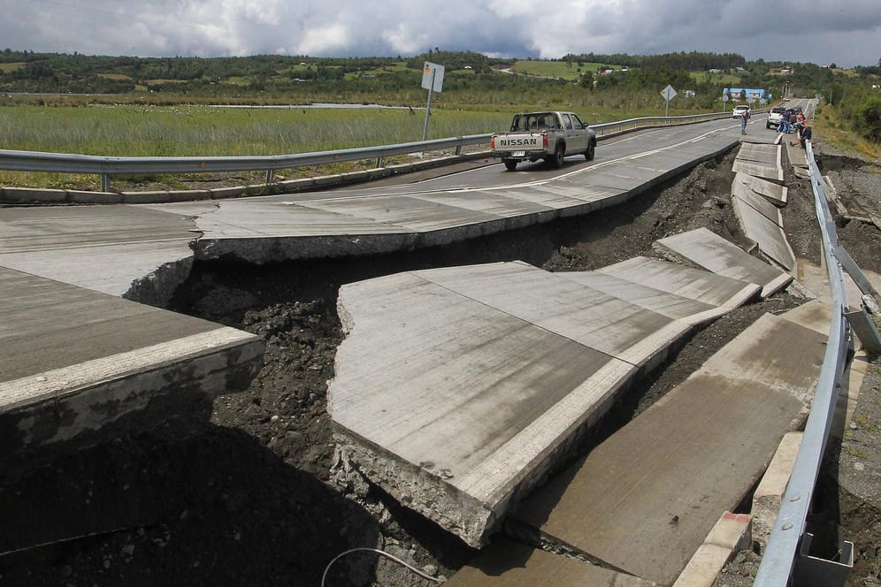 Kaputte Straße: Bei Erdbeben, wie hier in Chile 2016, werden oft auch wichtige Straßenverbindungen zerstört.