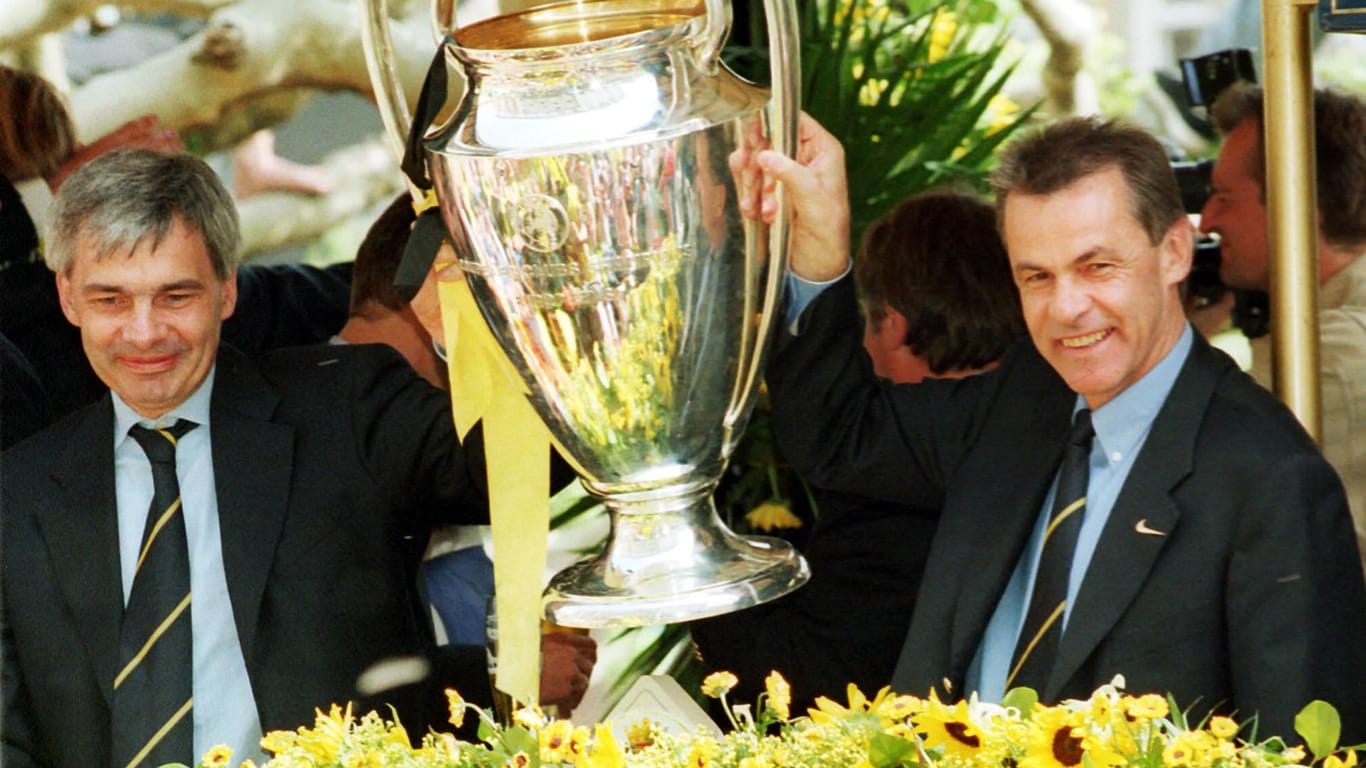 Ottmar Hitzfeld mit dem damaligen Manager Michael Meier und dem Henkelpott - nach dem Sieg in der Champions League mit Borussia Dortmund 1997.