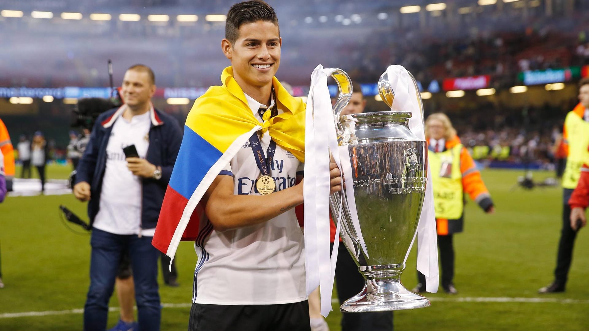 Letzter großer Erfolg mit Real: James mit dem Champions-League-Pokal. Im Finale stand er nicht mal im Kader.