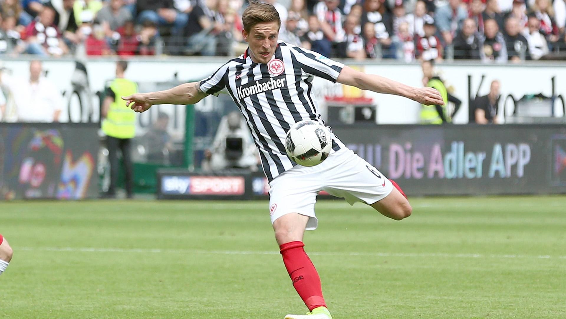 Bald ein Schalker: Bastian Oczipka wird wohl nie mehr das Trikot der Frankfurter Eintracht tragen. Bald ein Schalker: Bastian Oczipka wird wohl nie mehr das Trikot der Frankfurter Eintracht tragen.