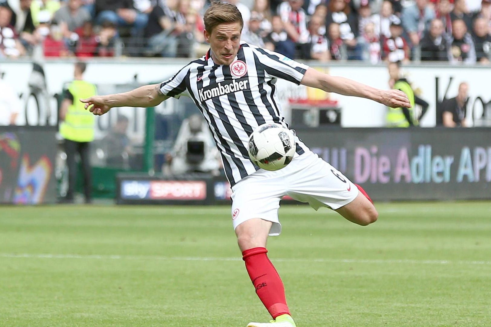 Bald ein Schalker: Bastian Oczipka wird wohl nie mehr das Trikot der Frankfurter Eintracht tragen.