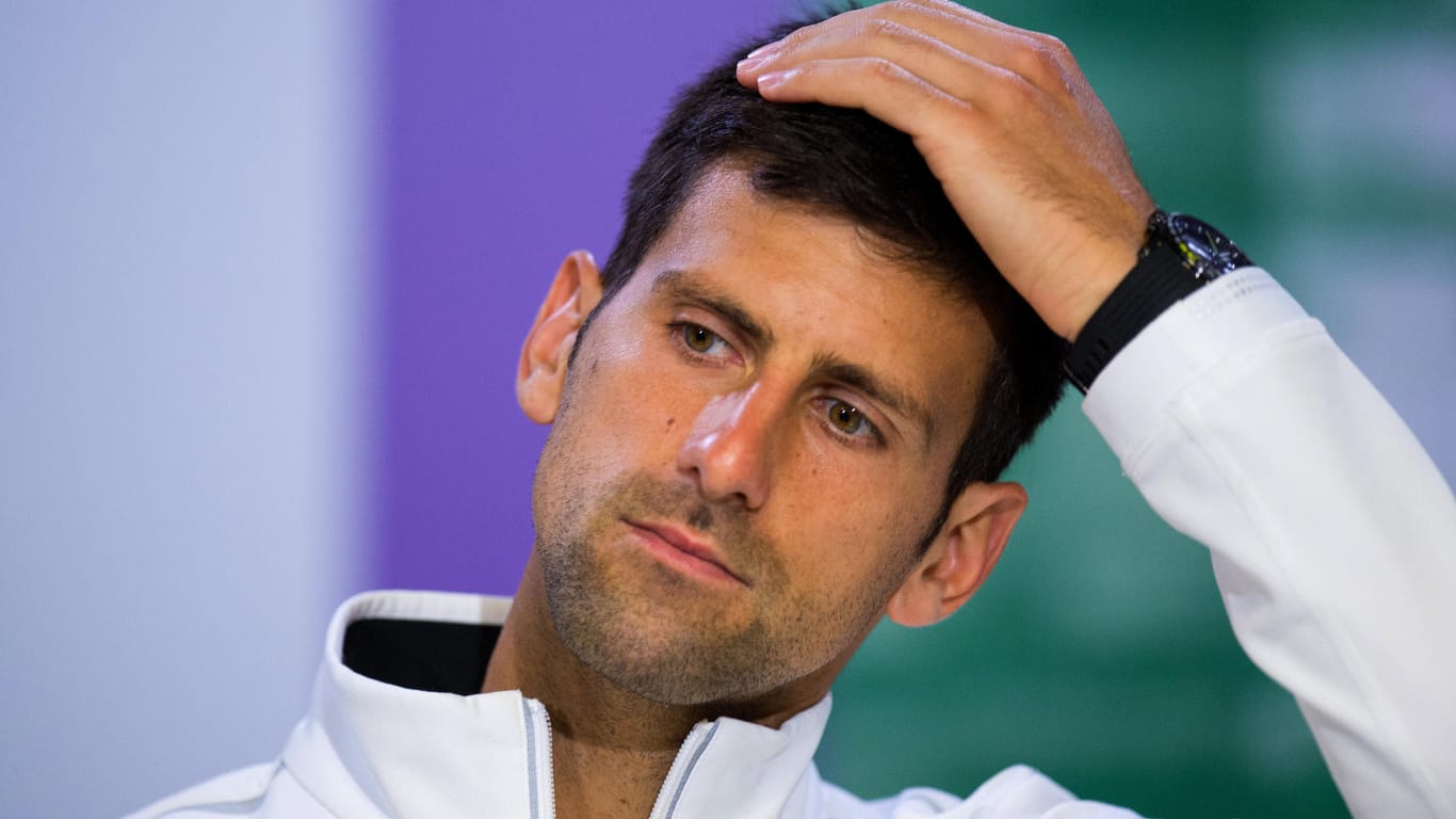 Ratlos: Novak Djokovic hatte zuletzt 2009 verletzt aufgeben müssen.