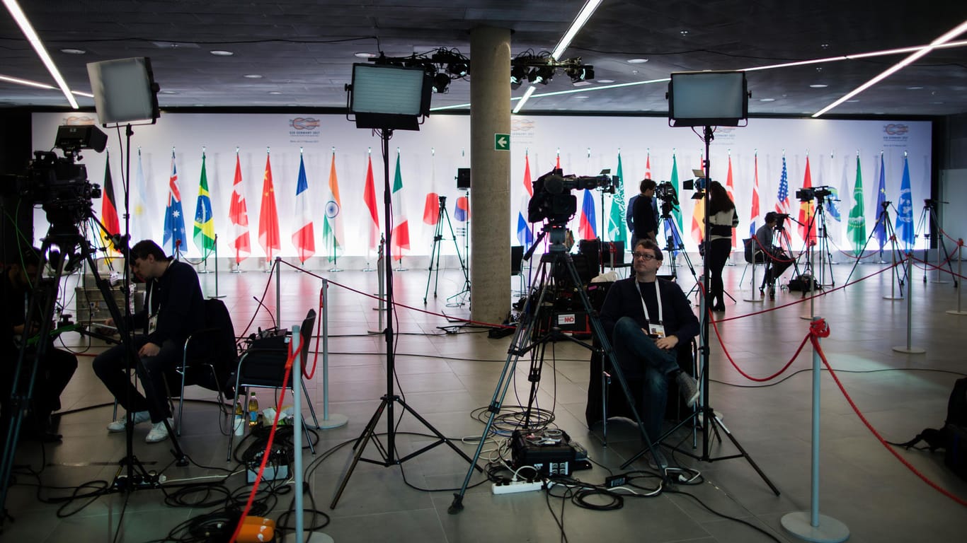 Journalisten warten beim G20-Treffen auf die Außenminister.