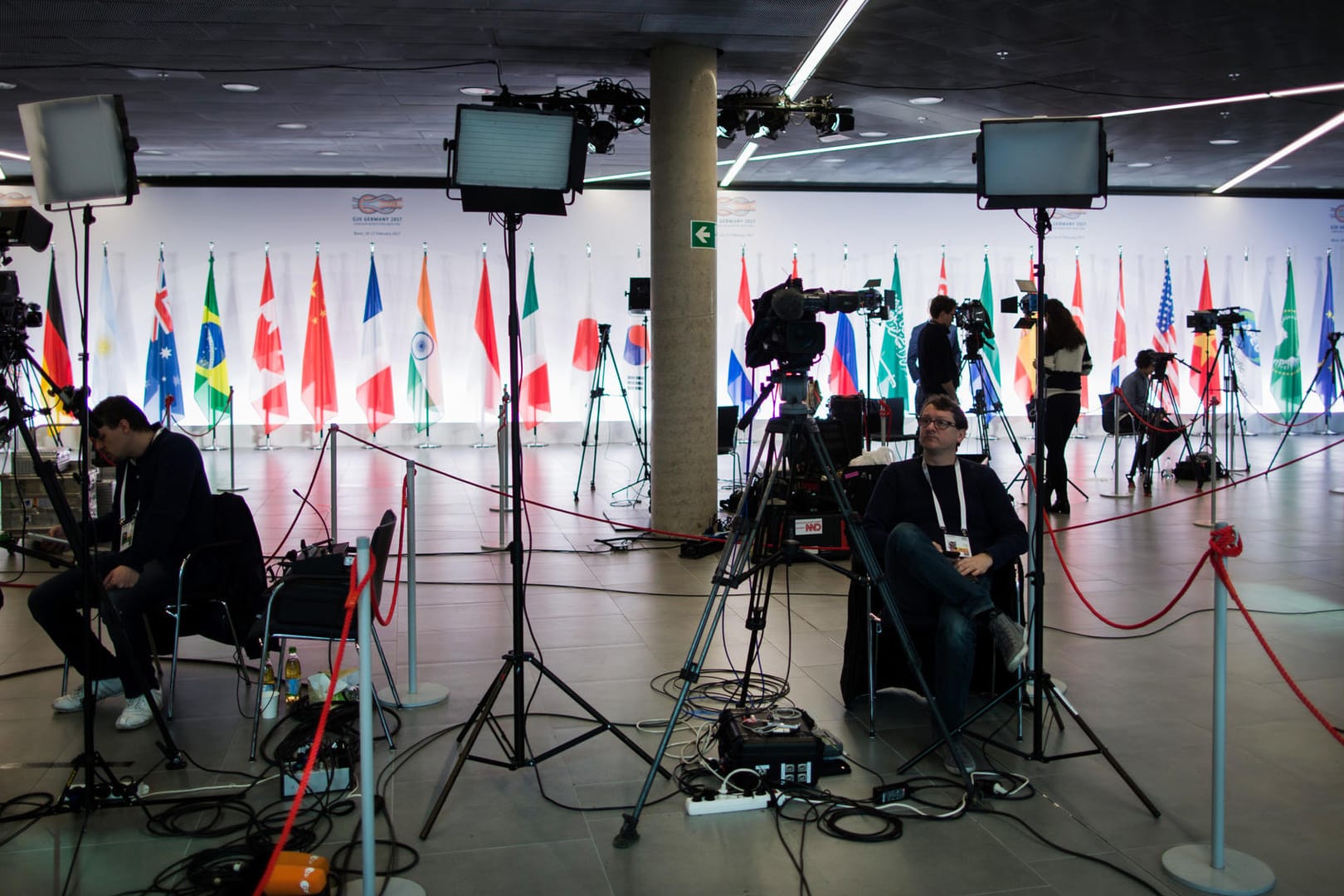 Journalisten warten beim G20-Treffen auf die Außenminister.