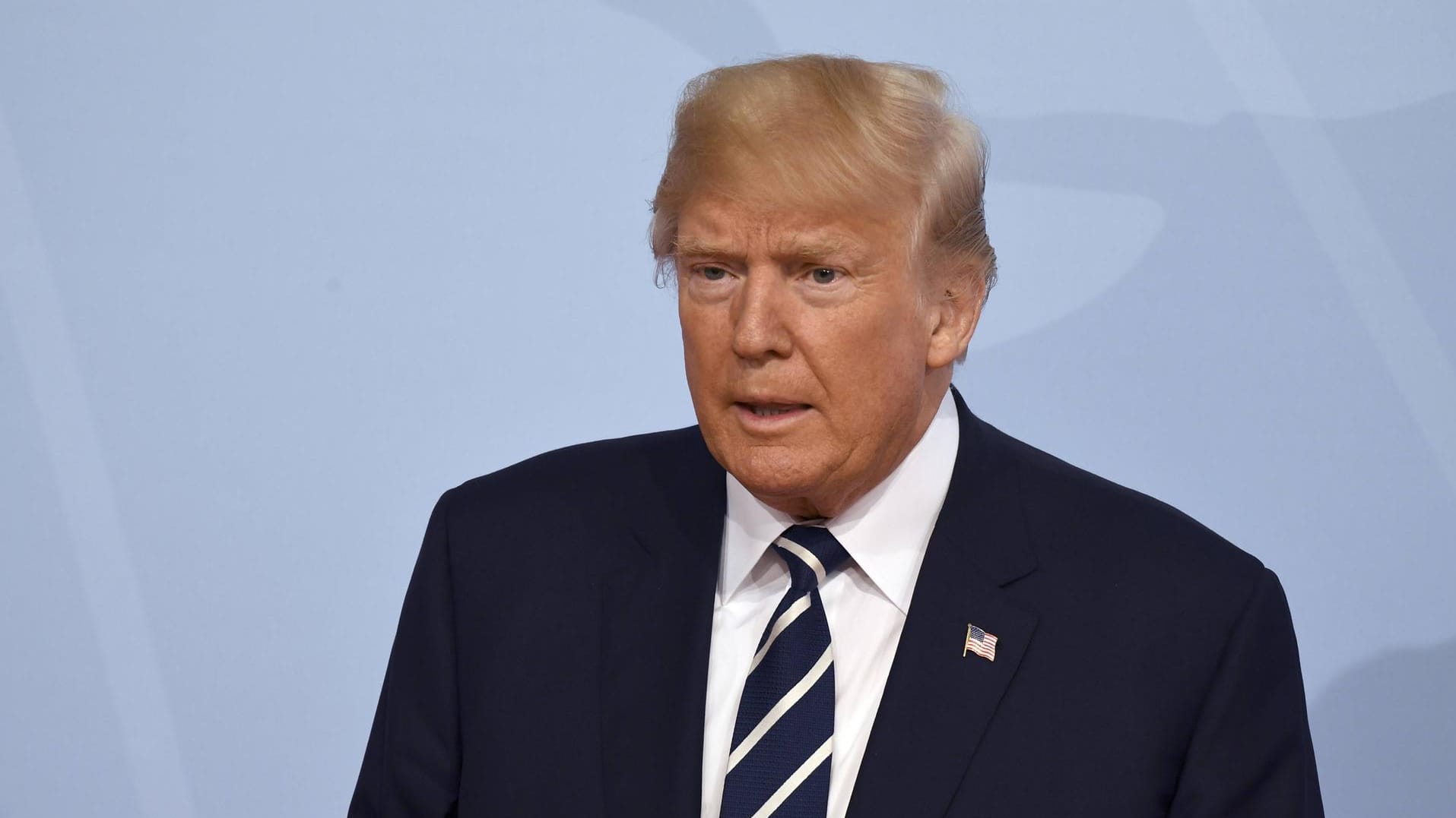 US-Präsident Donald Trump wird das erste Mal mit einer Amtsenthebungsforderung konfrontiert US-Präsident Donald Trump wird das erste Mal mit einer Amtsenthebungsforderung konfrontiert