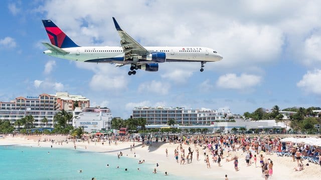 Nur wenige Meter über den Badegästen: Anflug am Maho Beach auf Sint Maarten.