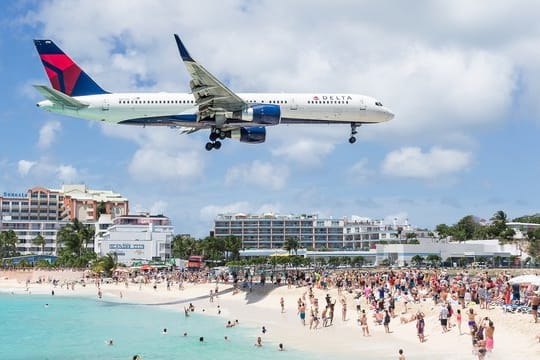 Nur wenige Meter über den Badegästen: Anflug am Maho Beach auf Sint Maarten.