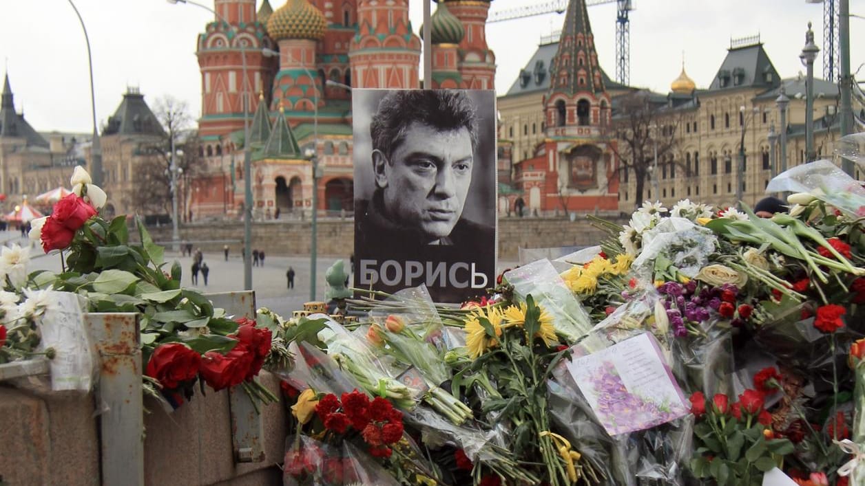 Blumen und Bilder erinnern am Tatort auf einer Moskauer Brücke an den Mord an Boris Nemzow. Blumen und Bilder erinnern am Tatort auf einer Moskauer Brücke an den Mord an Boris Nemzow.