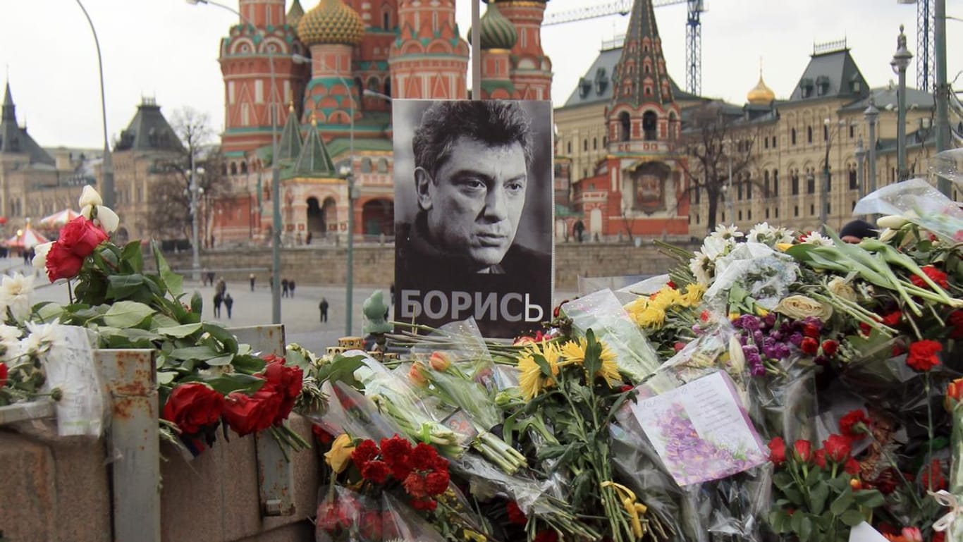 Blumen und Bilder erinnern am Tatort auf einer Moskauer Brücke an den Mord an Boris Nemzow.