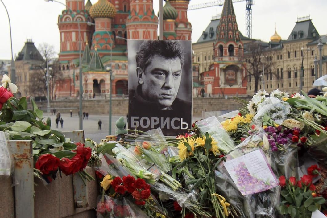 Blumen und Bilder erinnern am Tatort auf einer Moskauer Brücke an den Mord an Boris Nemzow.
