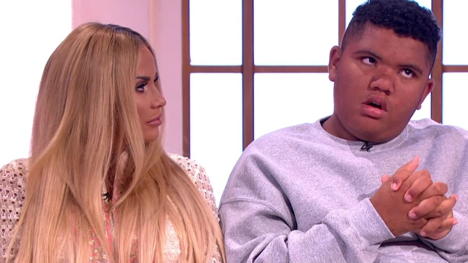 Katie Price überlegt, ihrem Sohn Harvey einen Besuch bei einer Prostituierten zu schenken.