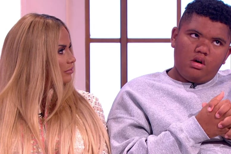 Katie Price überlegt, ihrem Sohn Harvey einen Besuch bei einer Prostituierten zu schenken.