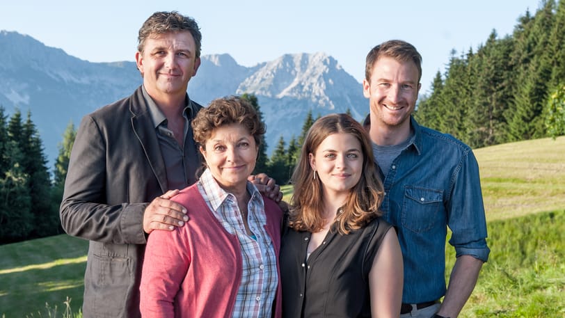 Die Darsteller der Serie "Der Bergdoktor": Dr. Martin Gruber (gespielt von Hans Sigl, links im Bild); Lisbeth Gruber, Mutter von Hans und Martin (gespielt von Monika Baumgartner); Lilli Gruber, Tochter von Hans Gruber (gespielt von Ronja Forcher) und Hans Gruber, Bruder von Martin (Heiko Ruprecht).