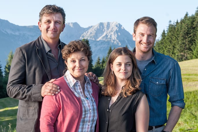 Die Darsteller der Serie "Der Bergdoktor": Dr. Martin Gruber (gespielt von Hans Sigl, links im Bild); Lisbeth Gruber, Mutter von Hans und Martin (gespielt von Monika Baumgartner); Lilli Gruber, Tochter von Hans Gruber (gespielt von Ronja Forcher) und Hans Gruber, Bruder von Martin (Heiko Ruprecht).