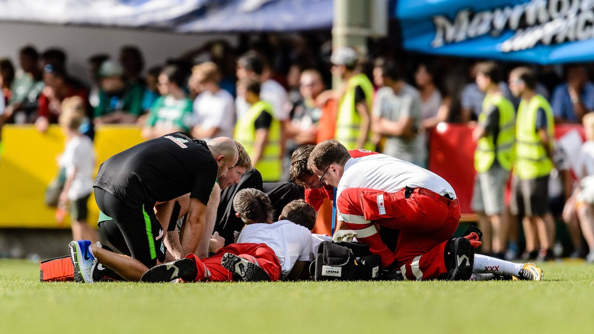 Nouri wird beim Testspiel gegen Werder behandelt.