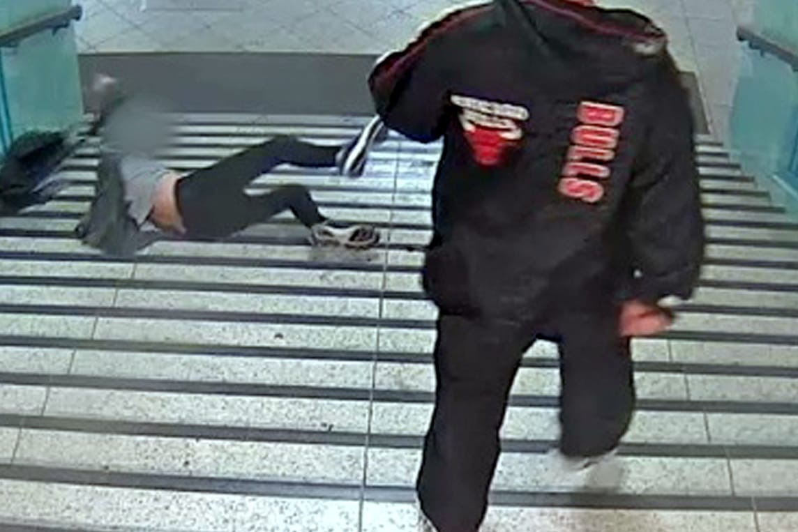 Mutmaßlicher Täter mit dem 38-jährigen Opfer der Treppenattacke