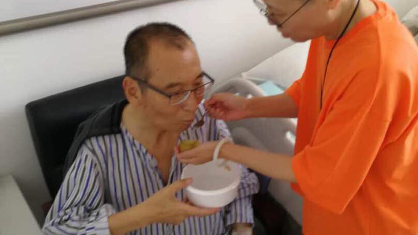 Der chinesische Friedensnobelpreisträger Liu Xiaobo ist im Krankenhaus von seiner Frau betreut worden.