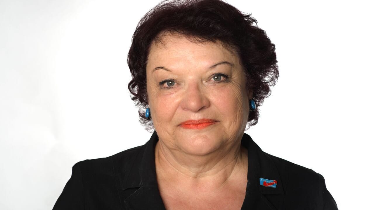 Die AfD-Politikerin Christel Weißig forderte, Plünderer zu erschießen. Die AfD-Politikerin Christel Weißig forderte, Plünderer zu erschießen.