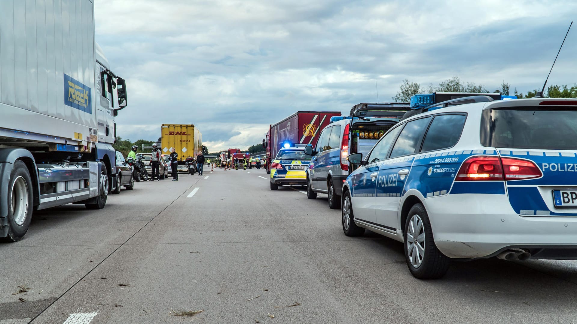 Nach Pöbeleien gegen Rettungskräfte bei einem tödlichen Unfall auf der Autobahn 5 bei Achern fordert die Polizei Konsequenzen. Nach Pöbeleien gegen Rettungskräfte bei einem tödlichen Unfall auf der Autobahn 5 bei Achern fordert die Polizei Konsequenzen.