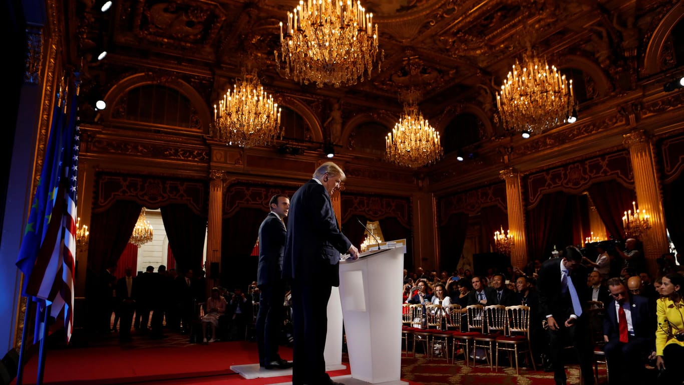 Frankreichs Präsident Emmanuel Macron und US-Präsident Donald Trump halten gemeinsam eine Pressekonferenz im Elysee-Palast ab.