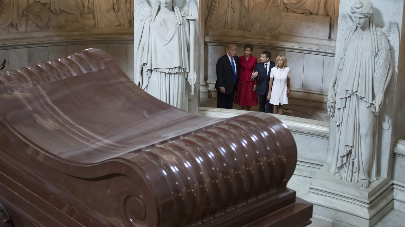 US-Präsident Donald Trump (l-r), die First Lady der USA, Melania Trump, der französische Präsident Emmanuel Macron und Brigitte Macron besuchen im Invalidendom das Grab von Napoleon Bonaparte.