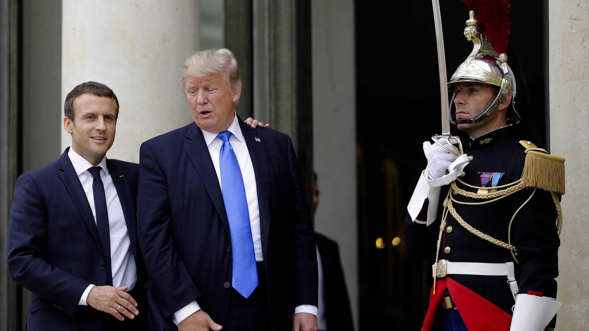 US-Präsident Donald Trump und der französische Präsident Emmanuel Macron flannieren gemeinsam am Elysee-Palast in Paris entlang. US-Präsident Donald Trump und der französische Präsident Emmanuel Macron flannieren gemeinsam am Elysee-Palast in Paris entlang.