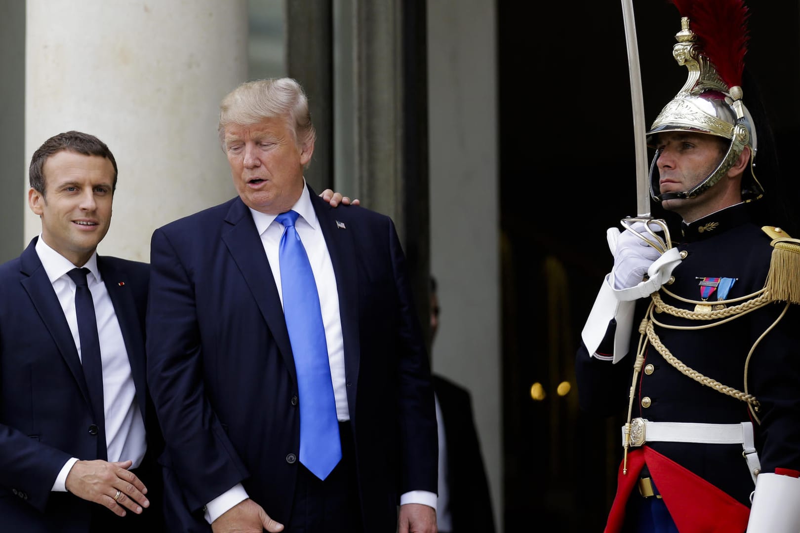 US-Präsident Donald Trump und der französische Präsident Emmanuel Macron flannieren gemeinsam am Elysee-Palast in Paris entlang.