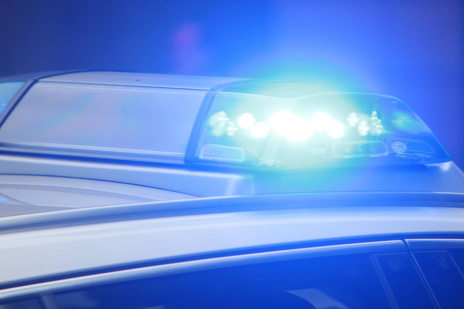 Die Polizei holte vier Männer vom Dach eines Lastwagens runter.
