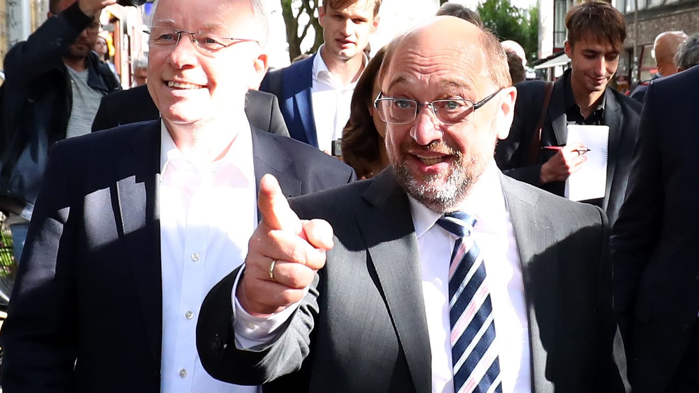 Der SPD-Kanzlerkandidat und Parteivorsitzende Martin Schulz und der SPD-Bundestagsabgeordnete Matthias Bartke besuchen das Schanzenviertel wenige tage nach den G20-Krawallen.