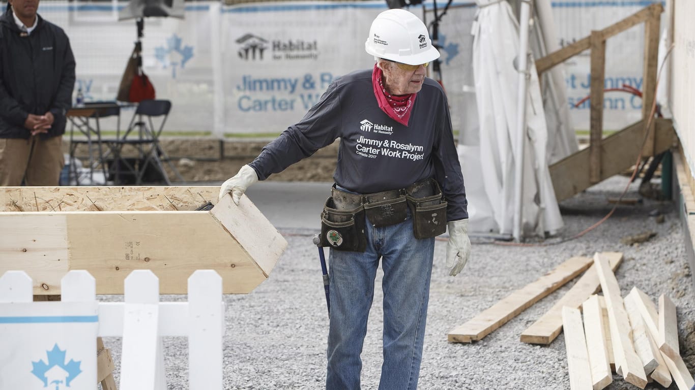 Der ehemalige US-Präsident Jimmy Carter half vor seinem Zusammenbruch der Hilfsorganisation "Habitat for Humanity" beim Bau eines Hauses für bedürftige Menschen.