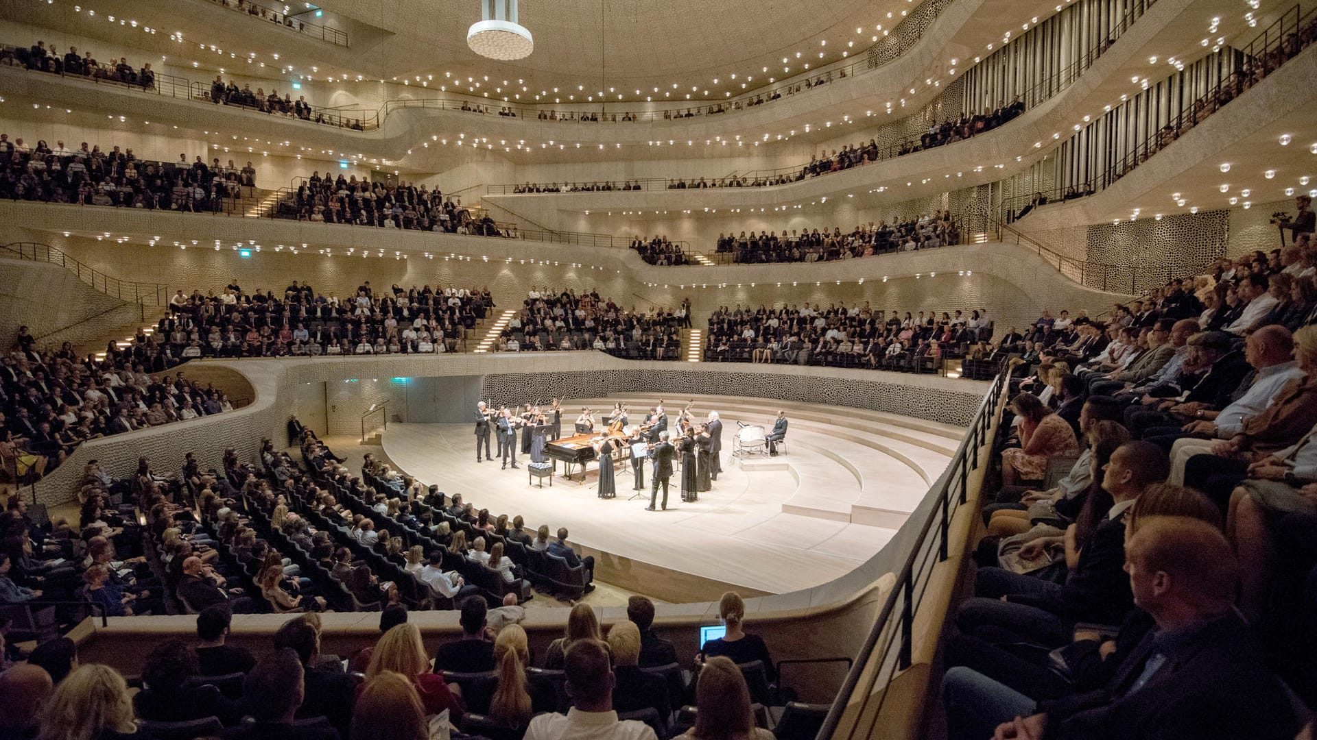 Eine knappe Woche nach dem G20-Gipfel sind rund 2000 Polizisten, die während des G20-Gipfels im Einsatz waren, zu einem Sonderkonzert in der Hamburger Elbphilharmonie eingeladen. Eine knappe Woche nach dem G20-Gipfel sind rund 2000 Polizisten, die während des G20-Gipfels im Einsatz waren, zu einem Sonderkonzert in der Hamburger Elbphilharmonie eingeladen.