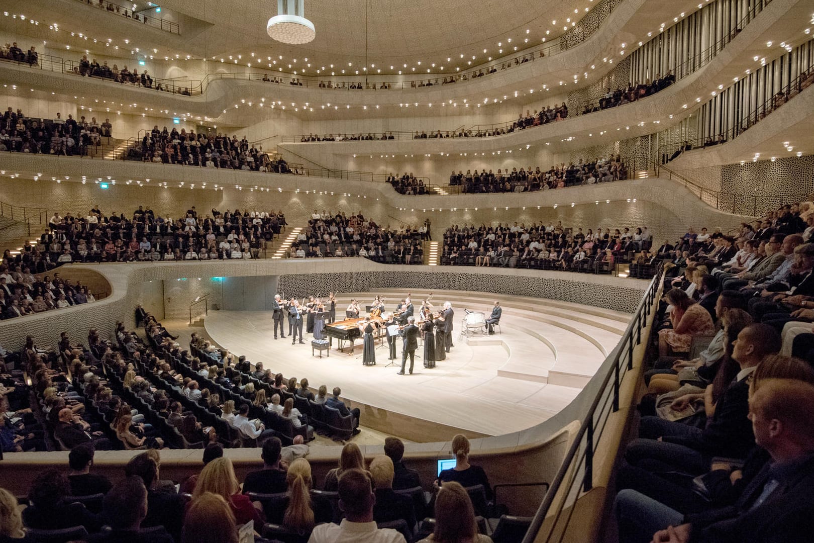 Eine knappe Woche nach dem G20-Gipfel sind rund 2000 Polizisten, die während des G20-Gipfels im Einsatz waren, zu einem Sonderkonzert in der Hamburger Elbphilharmonie eingeladen.