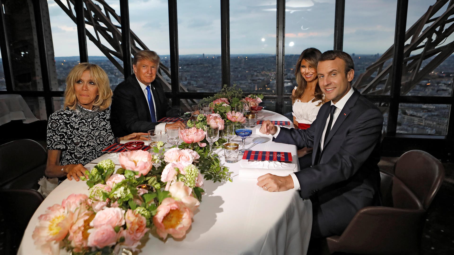 Abendessen über den Dächern von Paris: v.l. Brigitte Macron, Donald Trump, Melania Trump und Emmanuel Macron im Eiffelturm-Restaurant. Abendessen über den Dächern von Paris: v.l. Brigitte Macron, Donald Trump, Melania Trump und Emmanuel Macron im Eiffelturm-Restaurant.