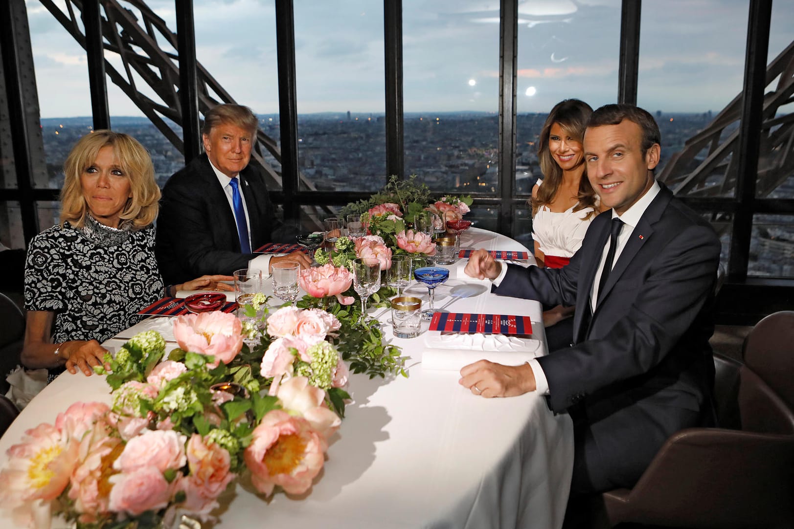 Abendessen über den Dächern von Paris: v.l. Brigitte Macron, Donald Trump, Melania Trump und Emmanuel Macron im Eiffelturm-Restaurant.