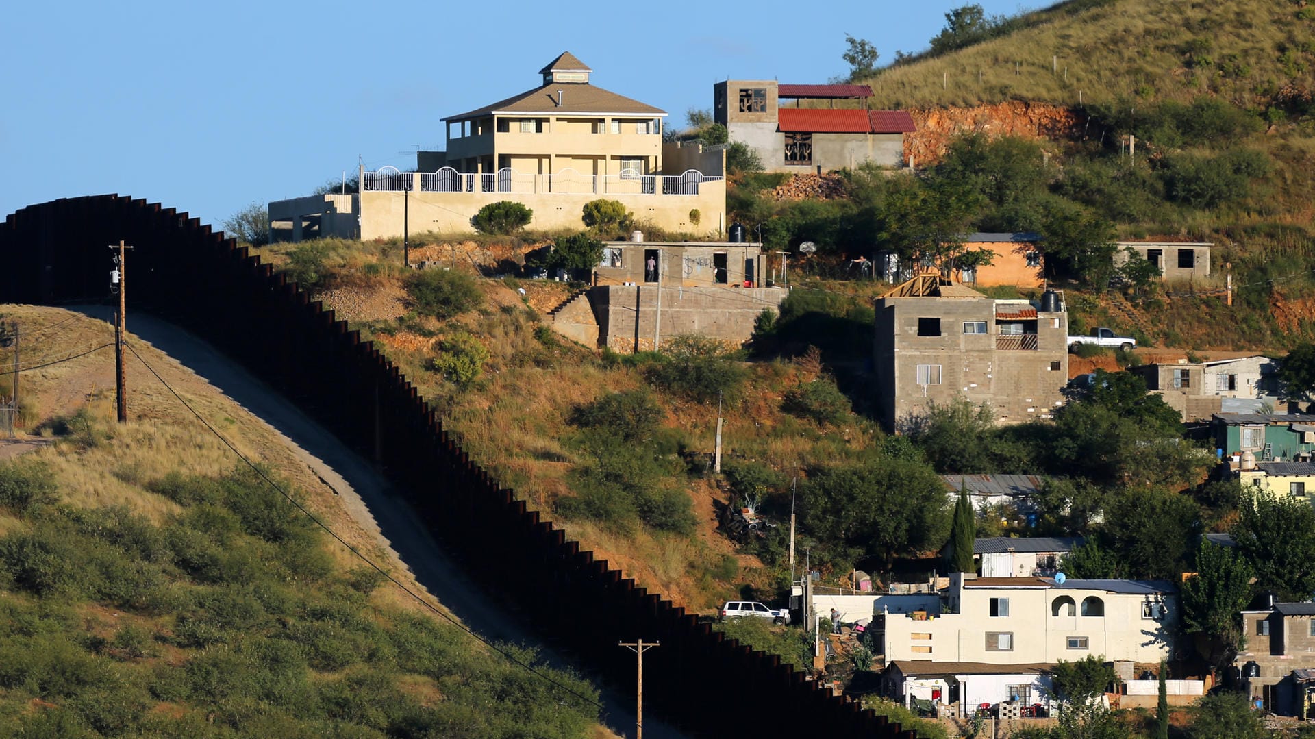 Donald Trump will den Grenzzaun zwischen den USA und Mexiko durch eine Mauer ersetzen. Donald Trump will den Grenzzaun zwischen den USA und Mexiko durch eine Mauer ersetzen.
