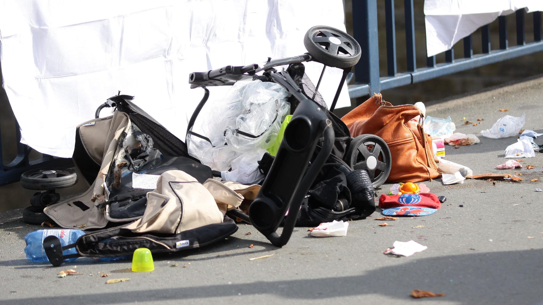 Das Wrack des Kinderwagens liegt an der Unfallstelle in der Innenstadt von Hagen (Nordrhein-Westfalen).