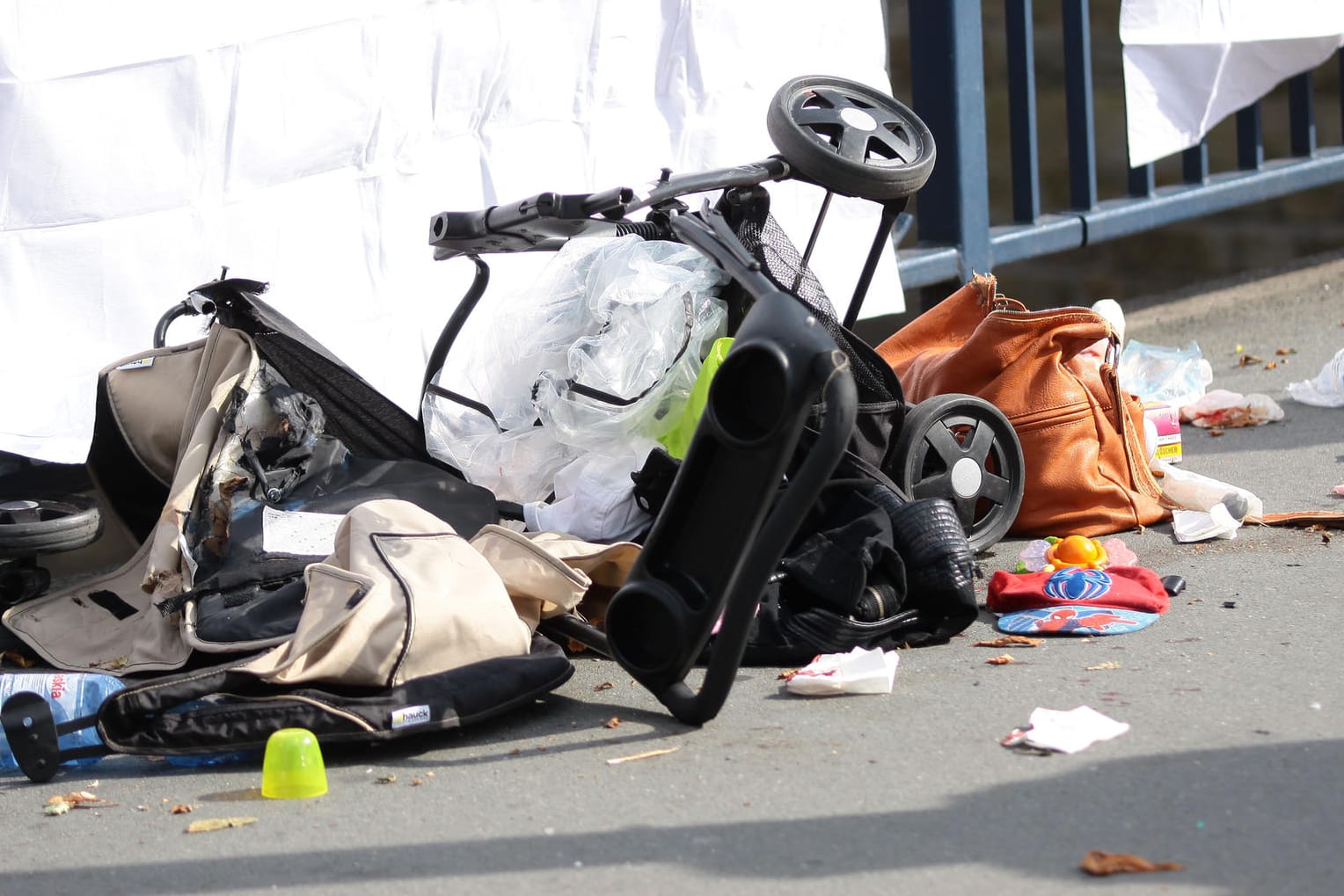 Das Wrack des Kinderwagens liegt an der Unfallstelle in der Innenstadt von Hagen (Nordrhein-Westfalen).