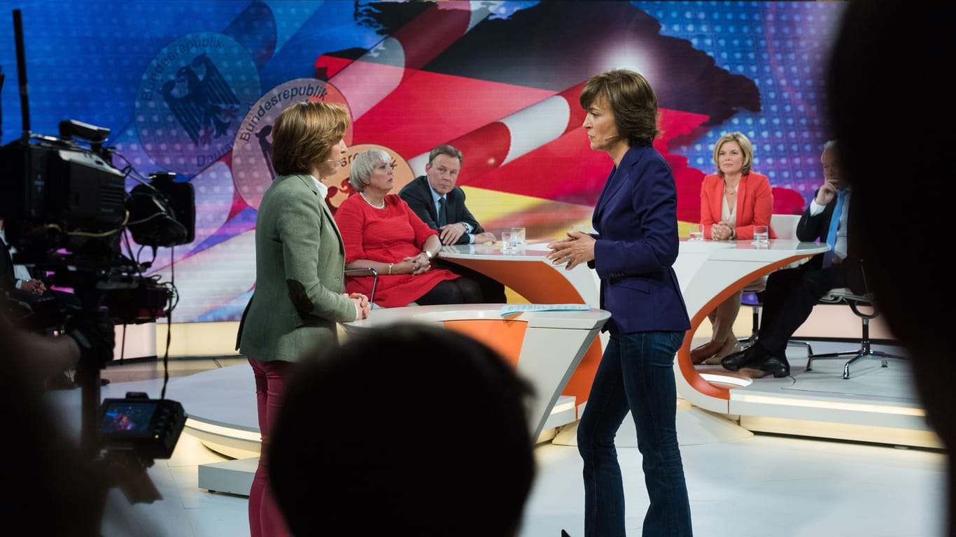 AfD-Vizechefin Beatrix von Storch (l.) spricht im ZDF mit Moderatorin Maybrit Illner.