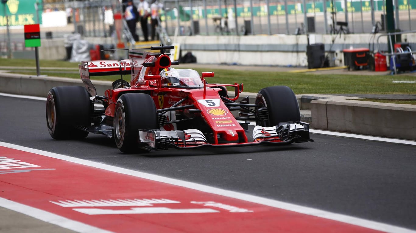 Vettel testet in Silverstone den neuen Cockpitschutz Shield. Das System aus transparentem Polycarbonat (Kunststoff) soll die Fahrer vor herumfliegenden Gegenständen schützen.